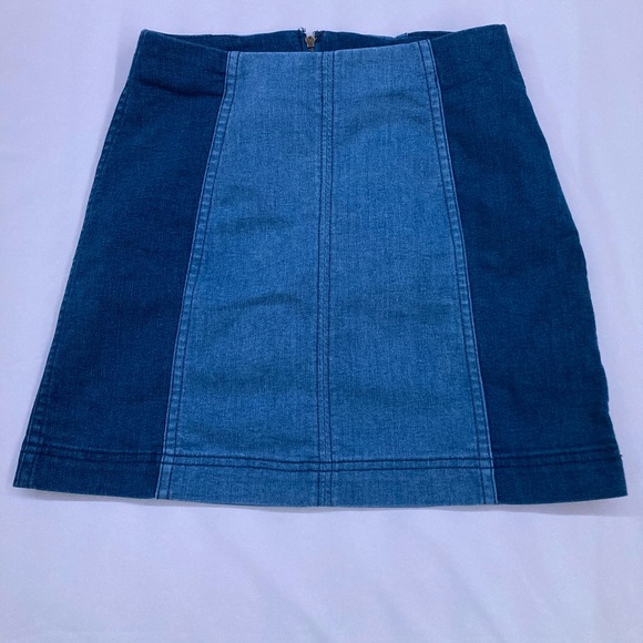 Free People Size 2 Two-Tone Modern Femme Stretch Jean Mini Skirt. - Picture 6 of 7